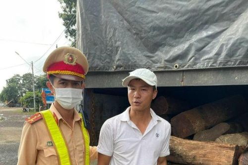 Đắk Lắk: Phát hiện xe tải chở gỗ không rõ nguồn gốc xuất xứ