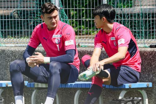CĐV Thái Lan thích thú khi Đặng Văn Lâm trò chuyện với Chaowat Veerachat