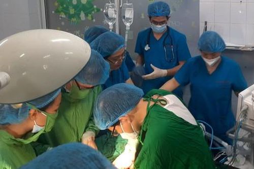 Cứu sống thai phụ sốc ngừng tuần hoàn ngay trên bàn đẻ