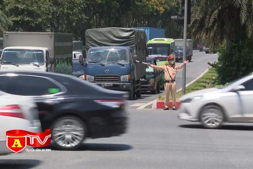 CSGT Hà Nội căng mình làm nhiệm vụ trong điều kiện thời tiết khắc nghiệt