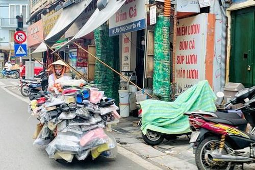 'Lặn lội' giữa trời nắng nóng kiếm vài đồng lẻ nuôi con
