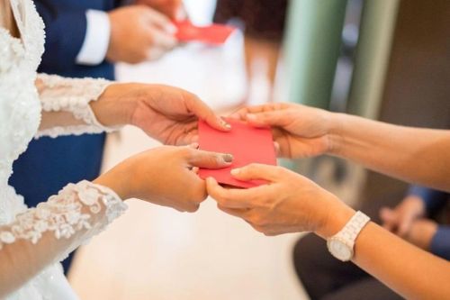 Áp lực bỏ phong bì mừng cưới trong lạm phát