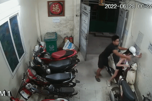 Cô gái bị khống chế, sàm sỡ ở nhà trọ
