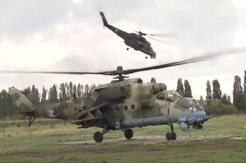 Video trực thăng tấn công Mi-35 của Nga phá hủy xe bọc thép Ukraine