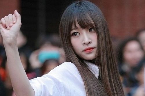 Hani (EXID) hẹn hò bác sĩ tâm lý