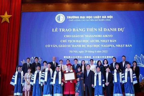 Đại học Luật Hà Nội trao bằng Tiến sĩ Danh dự cho Chủ tịch Đại học Aichi (Nhật Bản)