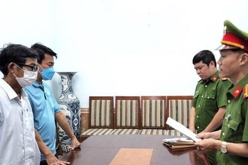 Khởi tố đối tượng đỗ xe sai quy định, xúc phạm công an