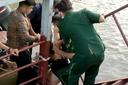 Cứu sống nam thanh niên rơi từ cầu Phú Mỹ xuống sông Sài Gòn