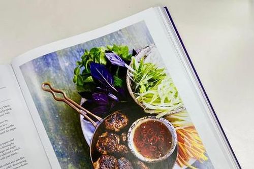 Bún chả vào sách tôn vinh ẩm thực thế giới của Nữ hoàng Anh
