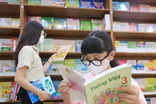 Bộ GD&ĐT đề xuất dùng ngân sách mua SGK cho học sinh mượn: Trong vòng luẩn quẩn?