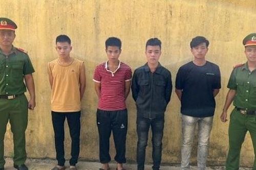 Dùng súng uy hiếp bắt người rồi dàn cảnh ăn nhậu cùng để qua mặt công an