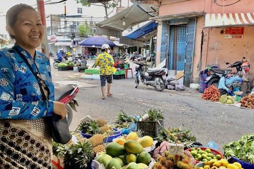 Rau củ tăng giá gấp đôi, tiểu thương chợ đầu mối cũng đau đầu vì 'bão giá'