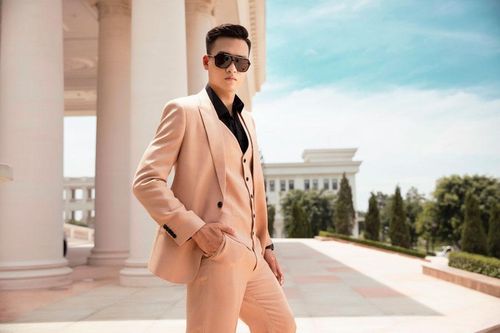 Trung vệ Bùi Hoàng Việt Anh lần đầu làm mẫu thời trang