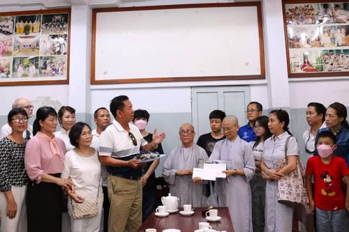 Bệnh nhân nghèo, trẻ em cơ nhỡ Thừa Thiên Huế được nhận quà tặng