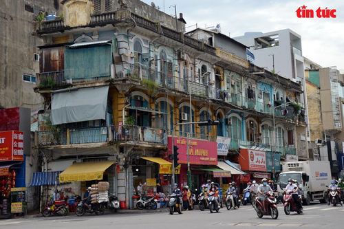 Cận cảnh chung cư nguy hiểm cấp D, có thể sập bất cứ lúc nào