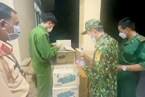 An Giang: Tạm gữ xe tải chở số lượng lớn hàng hóa nghi nhập lậu