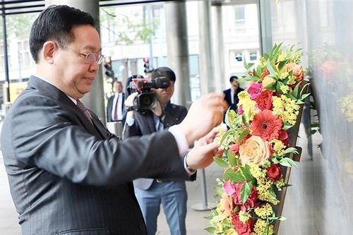 Chủ tịch Quốc hội Vương Đình Huệ dâng hoa tưởng niệm Bác Hồ tại Thủ đô London, Anh