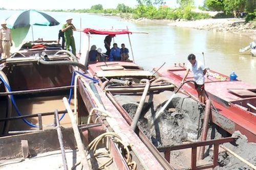 Bắt 3 tàu khai thác cát trái phép trên sông Đáy