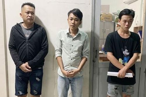 Khởi tố 2 đối tượng dùng hung khí đe dọa chủ nhà để đòi nợ và cướp
