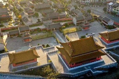 Khung cảnh hoang tàn và đìu hiu sau chục năm của 'Tử Cấm Thành bản nhái' từng ngốn 76.000 tỷ đồng để xây dựng