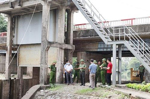 Theo chân cảnh sát môi trường tìm 'nước bẩn'