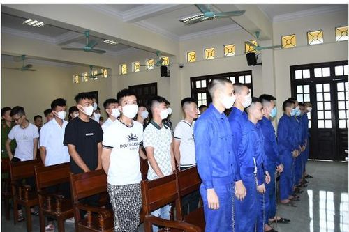 Hàng chục 'trẻ trâu' đất Cảng hầu tòa sau vụ loạn đả giữa đêm
