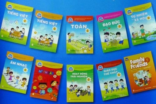 Trường ở TP.HCM bán SGK 'bia kèm lạc' gần một triệu đồng