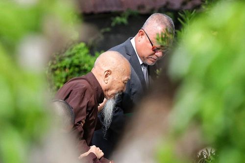 Ông Lê Tùng Vân được dìu đến tòa