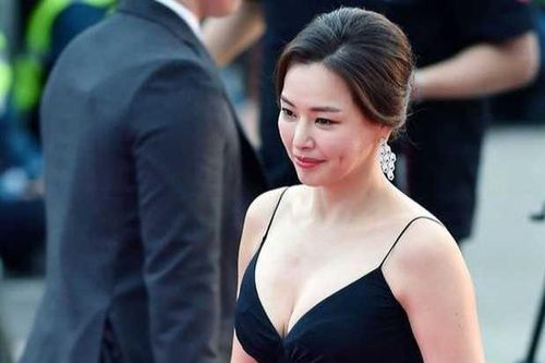 Kết hôn muộn, sinh con ở tuổi 40 như mỹ nhân showbiz