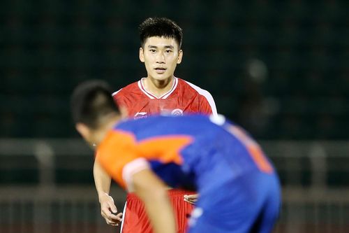 Nhâm Mạnh Dũng khiêu khích đối thủ trong trận thắng tại AFC Cup
