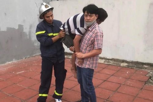 Kịp thời cứu người đàn ông lên tầng mái chung cư định tự tử