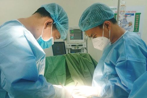 Cấp cứu thành công nạn nhân mất hoàn toàn da dương vật do máy quấn