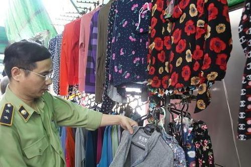 2 cơ sở sản xuất áo chống nắng tại Hà Nội nhái 'hàng hiệu'