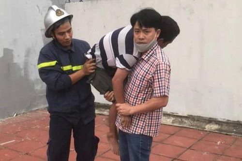 Giải cứu người đàn ông nằm trên nóc chung cư ở Hà Nội