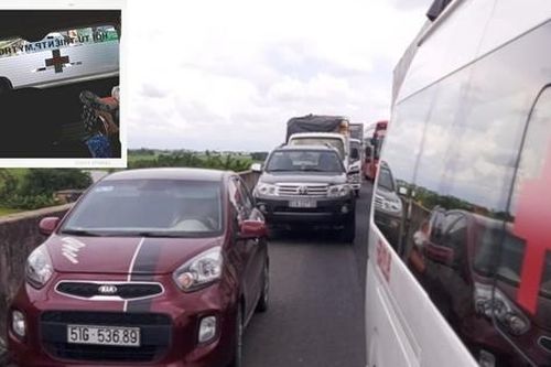 Xe cấp cứu hú còi vô vọng khi đường cao tốc TP Hồ Chí Minh - Trung Lương ùn ứ