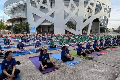 Gần 400 vận động viên, hội viên hưởng ứng Ngày Quốc tế Yoga tại Kiên Giang