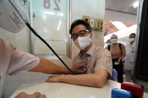 Phó Thủ tướng Vũ Đức Đam tiêm mũi 4 vắc xin ngừa COVID-19