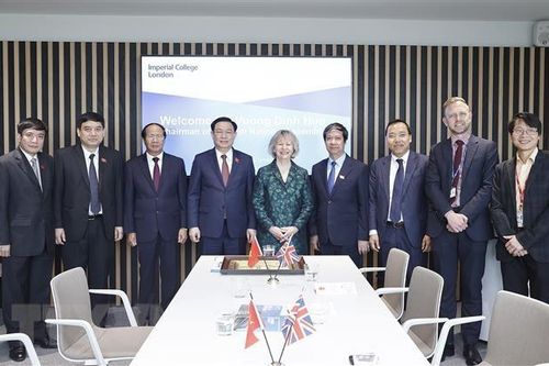 Chủ tịch Quốc hội tiếp lãnh đạo trường Imperial College London