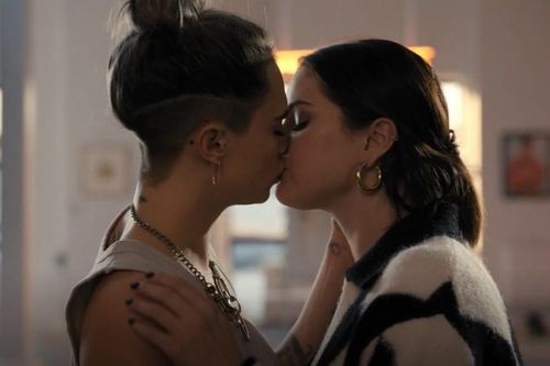 'Cháy mắt' với nụ hôn đồng giới của Selena Gomez