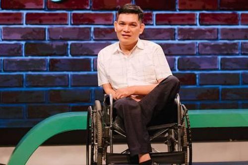 Người thầy đi xe lăn truyền cảm hứng cho trẻ nhỏ