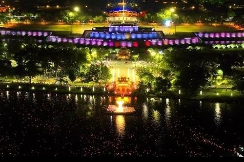 Sông Hương rực sáng trong đêm với 20.000 ngọn hoa đăng