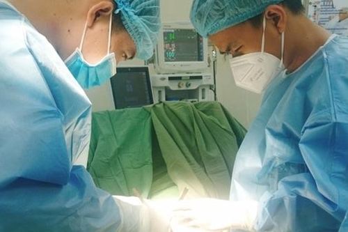Nam thanh niên bất cẩn bị máy xay lóc 'của quý'