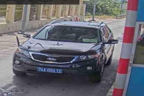 Lái xe biển xanh định 'bùng' qua chốt thu phí