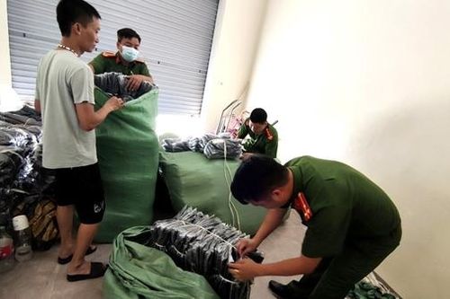 Thu giữ hơn 4.000 áo chống nắng 'hàng hiệu' rởm