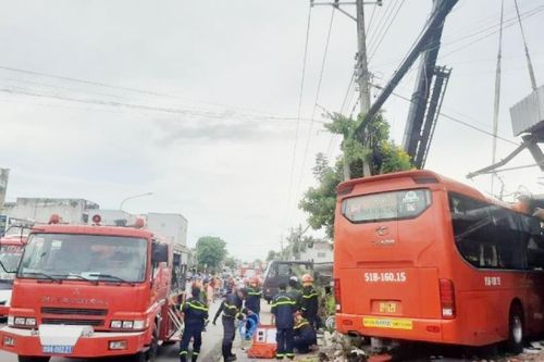 Xe khách lao vào quán cà phê, 5 người thương vong