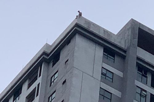 Cứu người đàn ông nằm vắt vẻo trên nóc chung cư 40 tầng định tự tử