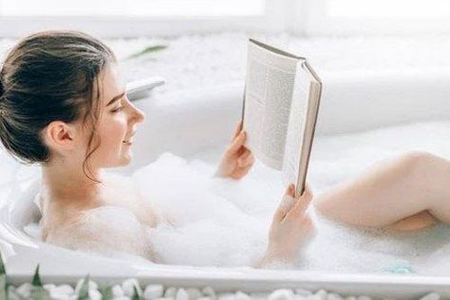 Vợ tắm nhiều bất thường, chồng theo dõi thì phát hiện bí mật động trời