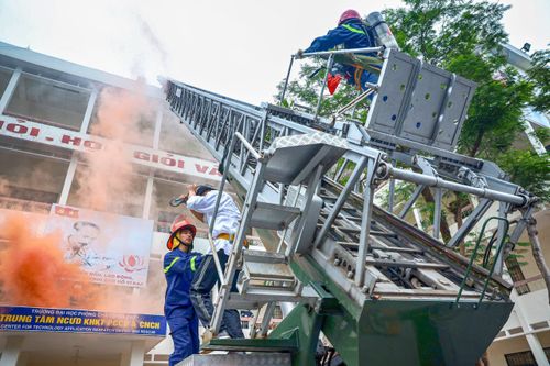 Xem lính cứu hỏa thực hiện nhiệm vụ cứu nạn khi xảy ra sự cố thảm họa