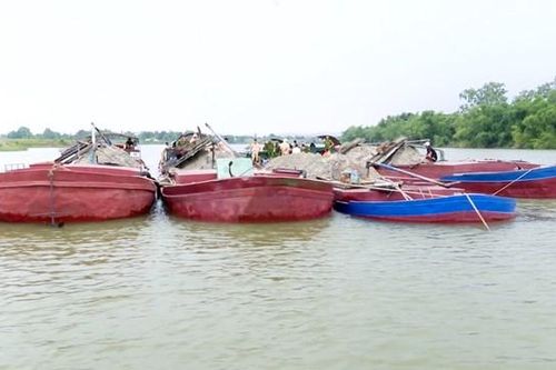 Hà Tĩnh: Công an nổ súng trấn áp các đối tượng dùng sà lan hút cát trái phép