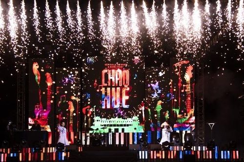 Nghìn người chen chân dự đêm bế mạc Festival Huế